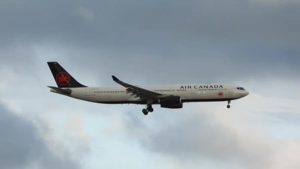 Avião Air Canada Incrível Céu Fundo Aproximando Pista Aeroporto Toronto — Vídeo de Stock