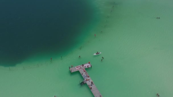 Άνθρωποι Χαλαρώνουν Στην Τροπική Λίμνη Kaan Lum Στο Tulum Μεξικό — Αρχείο Βίντεο