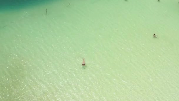 女子在热带泻湖绿松石水里游泳 空中视图 — 图库视频影像