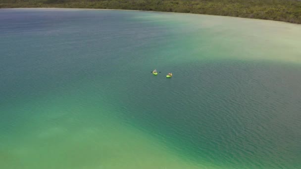 Aerial Shot Two People Relaxing While Rowing Green Kayak Lagoon — Vídeo de stock