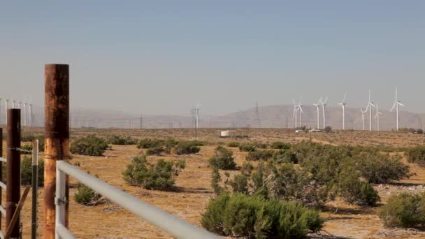 Панорамный Вид Электростанцию Ветра Над Голубым Небом Вдали Виден Большой — стоковое видео