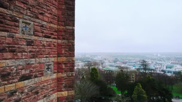 一座俯瞰英格兰布里斯托尔市的山上古老的教堂 带着城市全景的无人机升空 — 图库视频影像