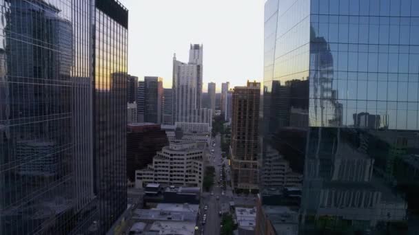 显示西第4街的空中景观 介于奥斯汀的倒映楼和美国的日落之间 无人驾驶飞机射击 — 图库视频影像