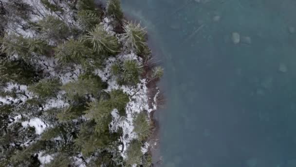 Volare Lentamente Lago Invernale Nelle Alpi Francesi Con Alcune Curve — Video Stock