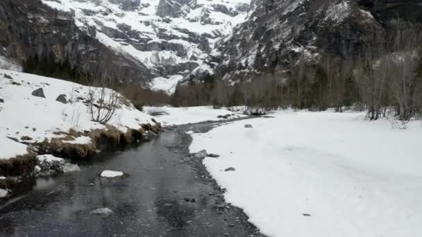 Volare Lentamente Fiume Durante Inverno Sulle Alpi Francesi — Video Stock
