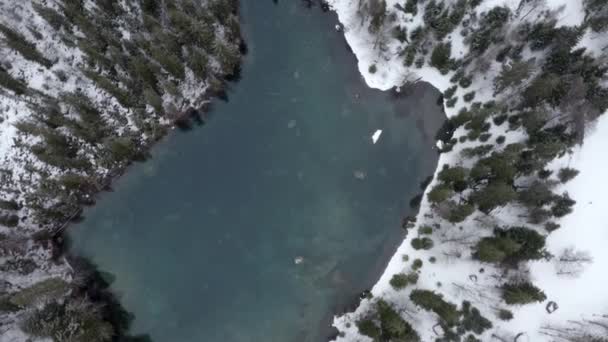 Dezoom Aereo Lago Blu Invernale Sulle Alpi Francesi — Video Stock