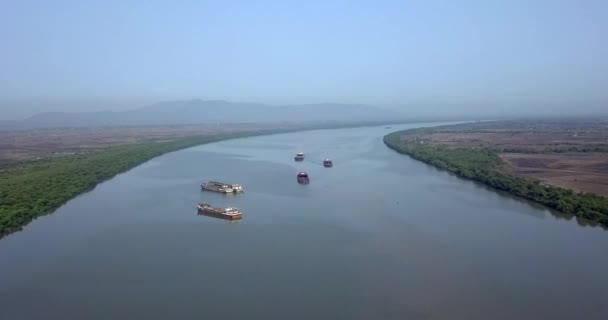 Luftaufnahme Von Industriefrachtschiffen Die Auf Dem Fluss Amba Indischen Maharashtra — Stockvideo