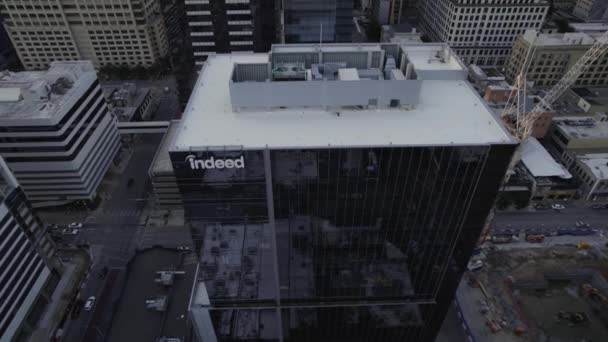 在美国奥斯汀的Indeed大楼前面的空中景观 有反射镜窗 无人驾驶飞机射击 — 图库视频影像