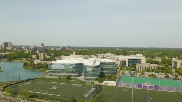 Aerial Pullback Avslöjar Northwestern University Campus Den Vackra Sommardagen Friidrottsplatser — Stockvideo