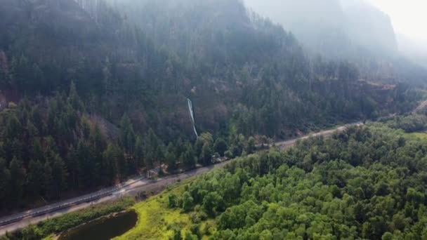 Drone Shot Road Columbia River Gorge Horsetail Falls Majestically Cascading — Stock videók
