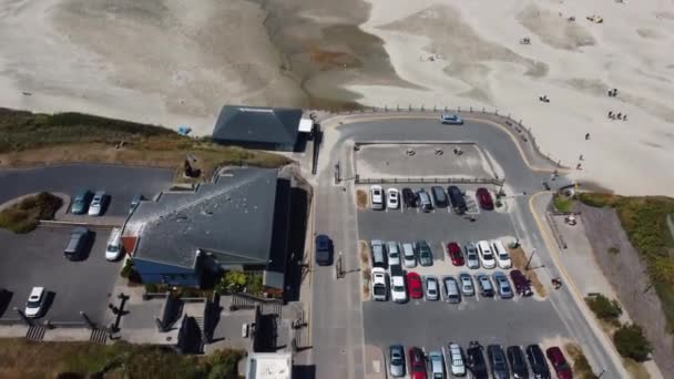 在俄勒冈州纽波特市的奈海滩 一辆卡车驶向停车场 无人机拍摄到的照片 这个4K电影场景 展示了海滩和太平洋 是用Dji Mini 2无人驾驶飞机拍摄的 — 图库视频影像
