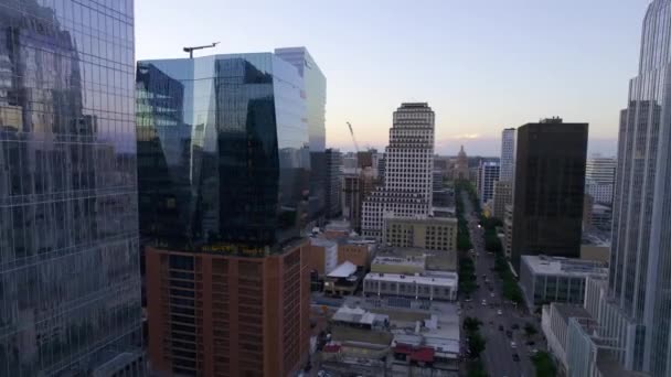 Yüksek Binaların Ortasında Austin Abd Deki Kongre Bulvarı Nın Üzerinde — Stok video