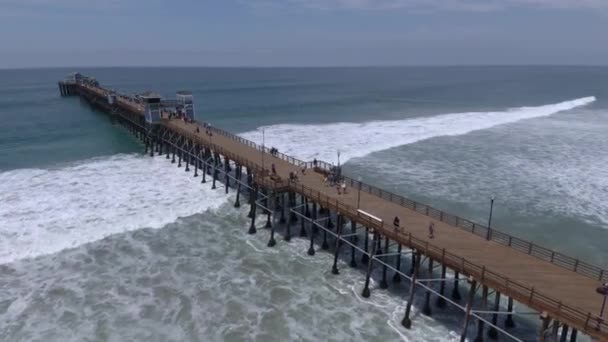 2018 People Walking Beach Pier Waves Crashing Beach Water Aerial — 비디오