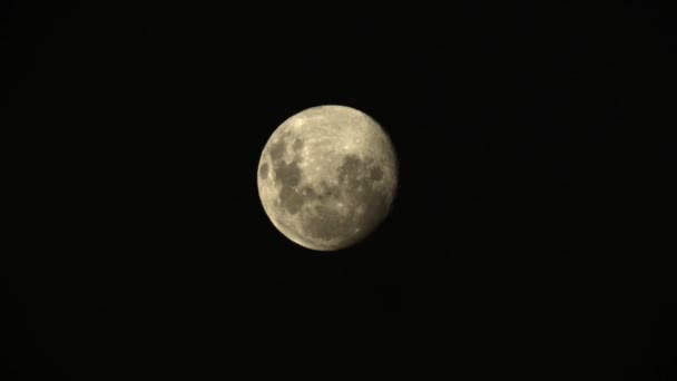 Статический Снимок Почти Полной Луны Фоне Черного Неба — стоковое видео