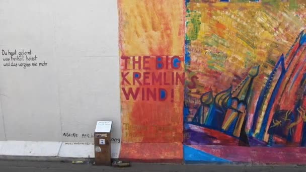 Street Art Berlin Wall Berlin Germany Big Kremlins Wind — Stockvideo