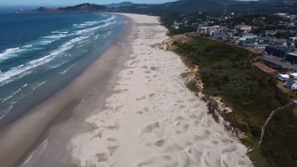 Drone Shot Showcasing Green Hills Newport Sandy Dunes Nye Beach — Vídeo de Stock