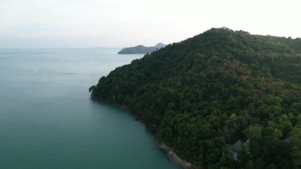 Large Mountain Hill Secluded Tropical Island Thailand Sunset Aerial — Αρχείο Βίντεο