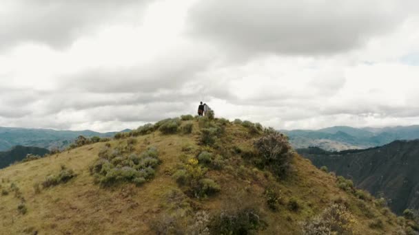 People Summit Quilotoa Loop Revealing Volcano Lake Ecuador Aerial Tilt — Vídeo de Stock