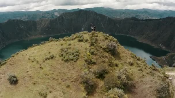 Drone Flyover Hikers Top Quilotoa Loop Overlooking Lagoon Ecuador Aerial — Video Stock