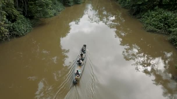 Туристи Малому Човні Спокійній Воді Амазонки Ріки Оточений Зеленими Тропічними — стокове відео