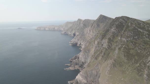 Majestic Mountains Tranquil Scenery Achill Island County Mayo Ierland Luchtfoto — Stockvideo
