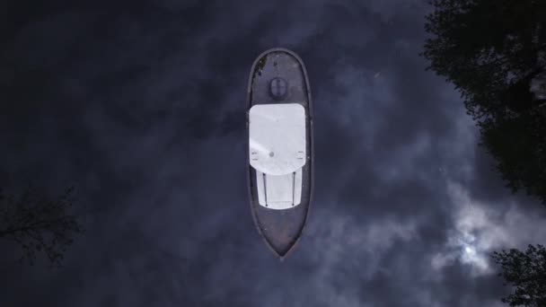 Vista Birdseye Una Vecchia Barca Nel Mezzo Fiume Paludoso Scuro — Video Stock