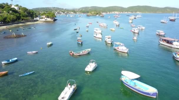 Rückwärtsdrohnenflug Über Boote Den Stränden Von Buzios Brasilien — Stockvideo
