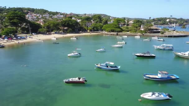 Полет Дрона Над Пляжем Рыбацкими Лодками Бузиос Бразилия — стоковое видео