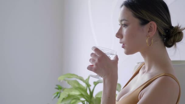 Czarująca Kobieta Trzymająca Szklane Wino Relaksuje Się Środku Zbliżenie Widok — Wideo stockowe