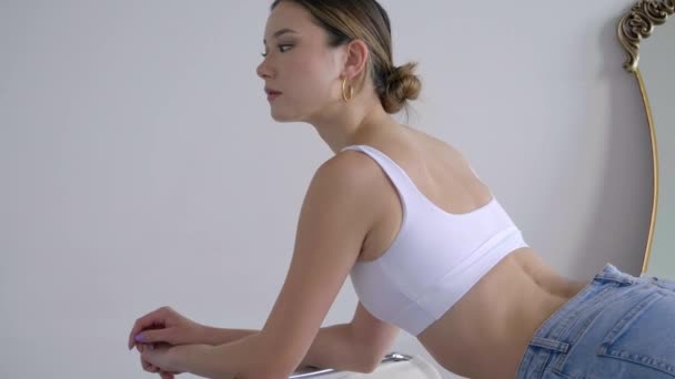 Pretty Sexy Model Wearing White Sports Bra Blue Jeans Medium — Vídeo de Stock