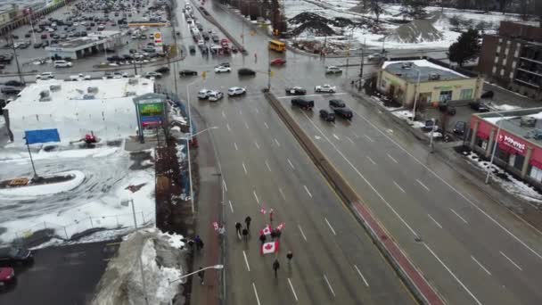 Freedom Convoy Protesters Carrying Canadian Flags March Middle Highway — Vídeo de Stock