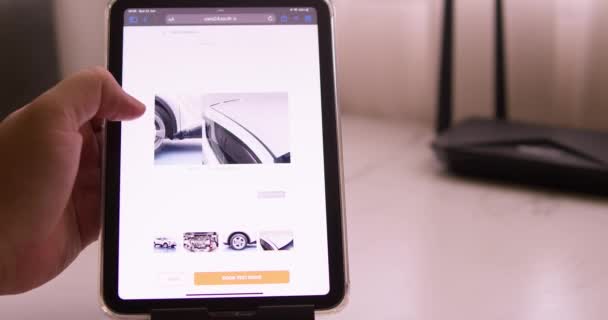Surfen Door Een Online Marktplaats Voor Gebruikte Auto Cars24 Website — Stockvideo