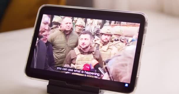 Ukrayna Başkanı Volodymyr Zelensky Haberlerde Izlemek Tablette Bir Konuşma Yapmak — Stok video