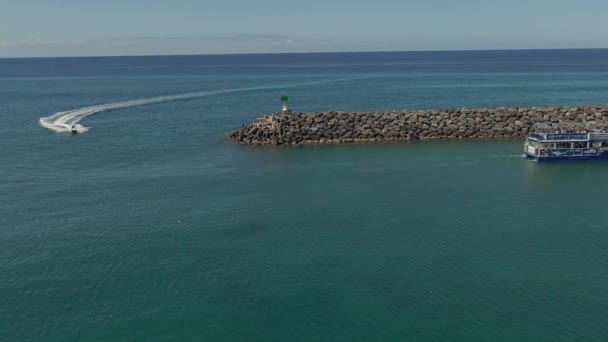 Letecký Pohled Vodní Skútr Vjíždějící Malého Přístavu Wai Anae Havaji — Stock video
