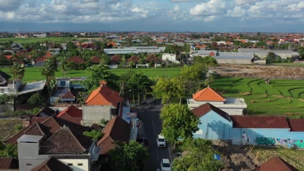 Autók Motorkerékpárok Bali Indonéziában Napnyugtakor Rizsföldekkel Körülvéve Légi Úton — Stock videók