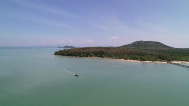 Aerial Circling Thai Longtail Boat Traveling Coconut Island Andaman Sea — Vídeo de Stock