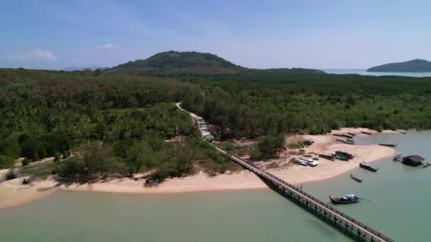在椰子岛上环绕白色沙滩的空中盘旋 椰子岛上有一个长码头 — 图库视频影像