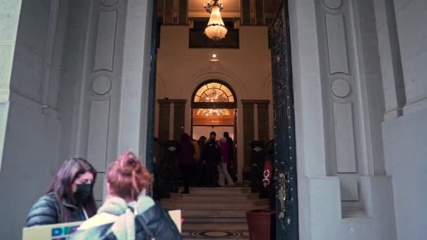 Handheld Tilt Entrance Bruna Palace Group People Taking Tour Heritage — Vídeos de Stock