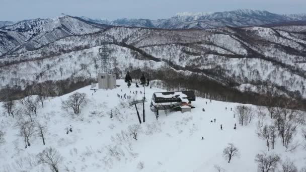 Lyžaři Vleku Přijíždějící Zasněžený Vrchol Sjezdovky Zimě Nozawa Onsen Nagano — Stock video