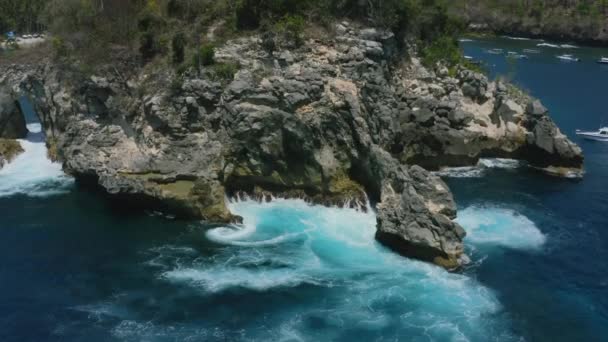 Přírodní Oceán Whirlpool Vlnami Narážející Skal Crystal Bay Nusa Penida — Stock video