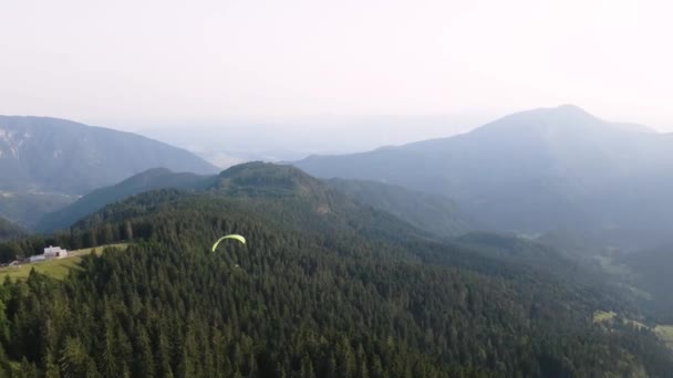 Paraglider Flying Mountains Slovenia Aerial Distance View — 图库视频影像