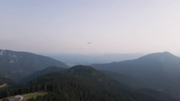 Mountain Range Morning Mist Paraglider Valley Sky Background — 图库视频影像