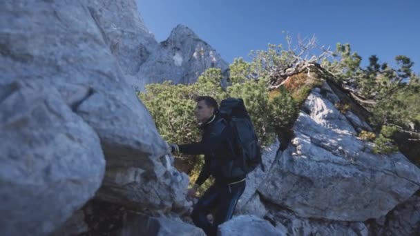 Ung Backpacker Erövra Rocky Mountain Top Att Livets Mål — Stockvideo