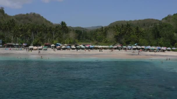 Antena Estática Turistas Desfrutando Uma Praia Tropical Areia Branca Baía — Vídeo de Stock
