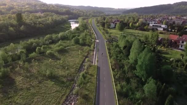 Niño Patinaje Sobre Solitario Camino Del Atardecer Tiro Con Dron — Vídeos de Stock