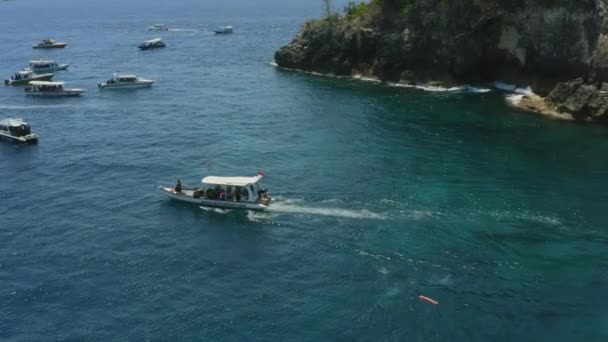 Aerial Snorkeling Indonesian Boat Tourists Departing Crystal Bay Nusa Penida — Vídeo de Stock