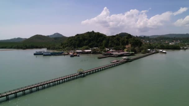 Muelle Laem Hin Tailandia Phuket Rodeado Azul Turquesa Andaman Mar — Vídeo de stock