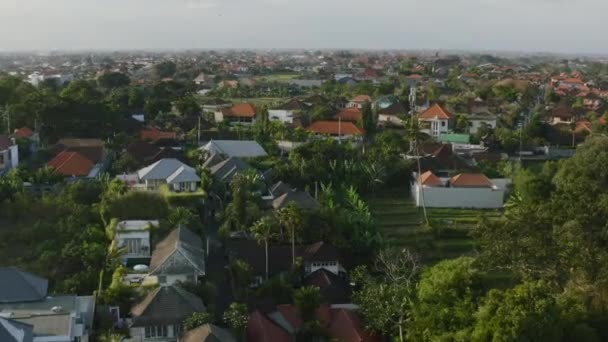 Antenne Van Woonwijk Tijdens Zonsondergang Balië Omgeven Door Rijstvelden — Stockvideo