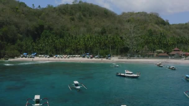 Båtar Förankrade Blått Turkost Vatten Kristallbukten Nusa Penida Bali Med — Stockvideo