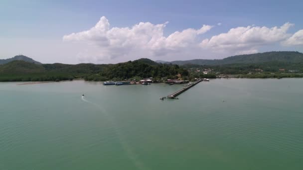 Wide Aerial Laem Hin Pier Phuket Thailand Sunny Day Turquoise — Vídeo de stock